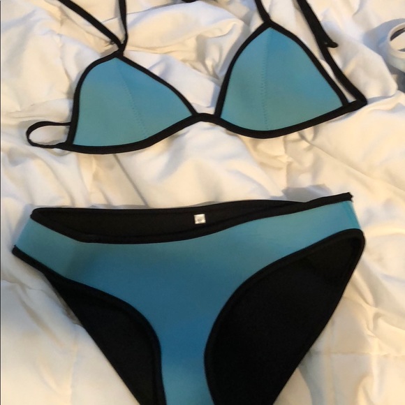 Blue bikini - Picture 1 of 2